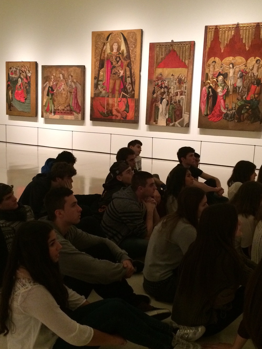 MNAC davant les obres de Jaume huguet